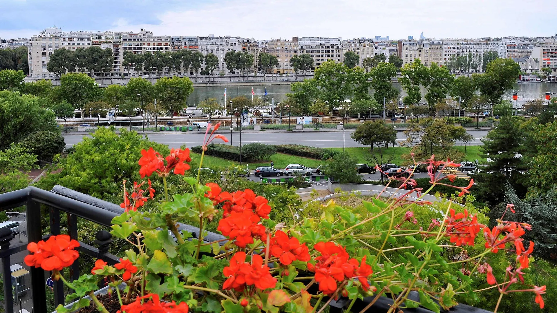 Mercure Tour Eiffel Pont Mirabeau Hotel Paris
